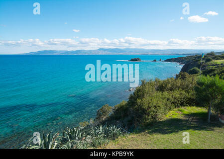 Küstenlandschaft mit klaren, blauen Meer und blauem Himmel entlang der Akamas-Halbinsel auf Zypern Stockfoto