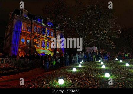 LYON, Frankreich, 7. Dezember 2017: Fest der Lichter in Lyon. Für vier Nächte auf einer Vielzahl von verschiedenen Künstlern, Gebäuden, Straßen, Plätzen ein Stockfoto