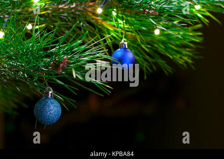 Christmas Ball auf den Ästen Fichte Stockfoto