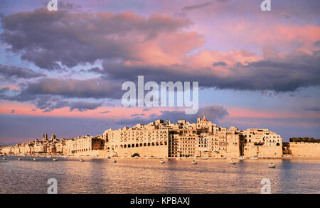 Grand Valletta Hafen, Senglea Halbinsel auf einem Sonnenuntergang, getönten Bild Stockfoto