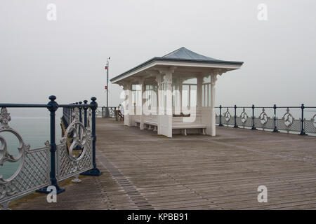 Swanage Pier im Nebel, Dorset, England. Es ist ein Pier in der Küstenstadt Swanage, 1895 für den Personenverkehr. Stockfoto