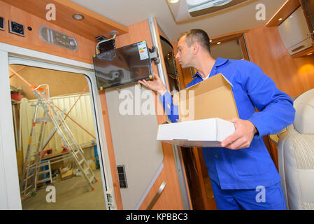 Mann in einem Camper van arbeiten Stockfoto