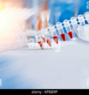 Platz wissenschaftlichen Hintergrund mit Text in Blau und Rot. Nahaufnahme auf Kunststoffrohre für die DNA-Analyse in der PCR. Platz für Ihren Text. Stockfoto