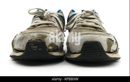 Isolierte alte Sneaker Schuhe auf einem weißen Hintergrund. Stockfoto