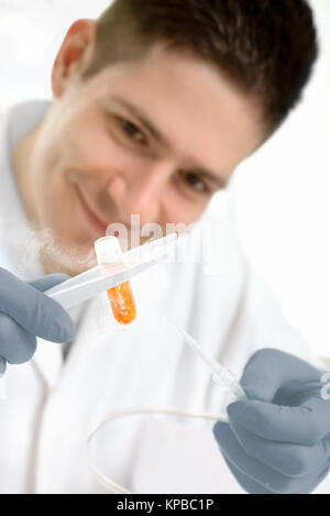 Junge Wissenschaftlerin hält cryosample des Arbeitskanals Stockfoto