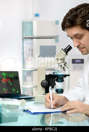 Junge energische männlichen Tech oder Wissenschaftler arbeitet in der Forschung. Flache DOF, auf dem Gesicht der Arbeitnehmer konzentrieren. Stockfoto