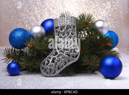 Weihnachtsdekoration. Die Stiefel von Santa Claus und Christmas tree branches auf hölzernen Hintergrund Stockfoto