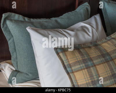 Kissen angeordnet auf einem Hotelbett Stockfoto