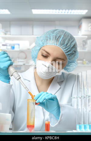 Junge weibliche Tech oder Wissenschaftler lädt Probe mit automatischen pipette Stockfoto