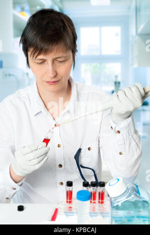 Wissenschaftler arbeitet mit wissenschaftlichen oder medizinischen Proben im Labor Stockfoto