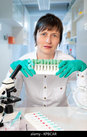 Histologe mit einem Rohr Stand voller Proben auf weißem Hintergrund Stockfoto