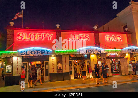 Sloppy Joe's Bar auf der Duval Street bei Nacht mit Neonröhren und Touristen. Key West, Florida Stockfoto