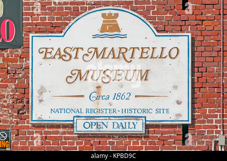 Fort East Martello Tower Museum Eingang Zeichen, Bürgerkrieg fort ca. 1862, Heimat von Robert The Haunted Puppe, Key West Florida Stockfoto