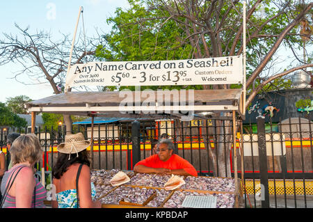 Zwei Frauen Shopping für souvemir zu jedem Namen geschnitzt auf einer Muschel kisk, Mallory Square Sunset Celebration, Key West, Florida Stockfoto