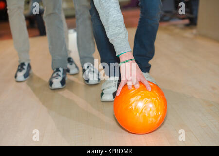 Abholung eine Bowling-Kugel Stockfoto
