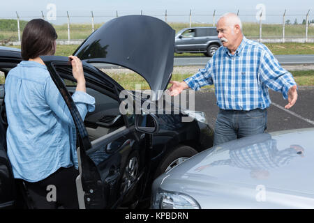 zwei Fahrer streiten nach Verkehrsunfall Stockfoto