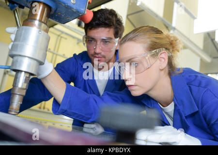 Arbeitnehmer mit industriellen Maschinen Stockfoto