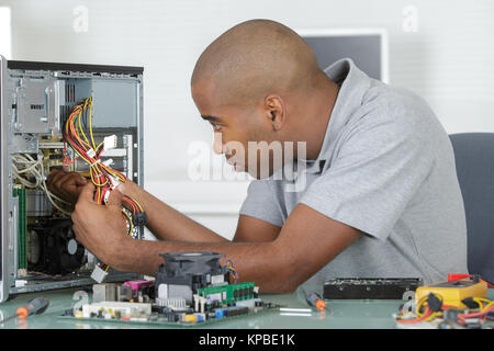 Mann bei der Arbeit am Computer interna Stockfoto