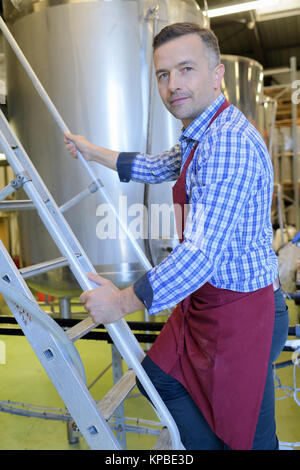 Aufmerksam gepflegt Arbeiter an Brauerei arbeiten Stockfoto
