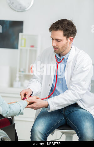 Arzt besuchen behinderte Patient im Krankenhaus für die Prüfung Stockfoto