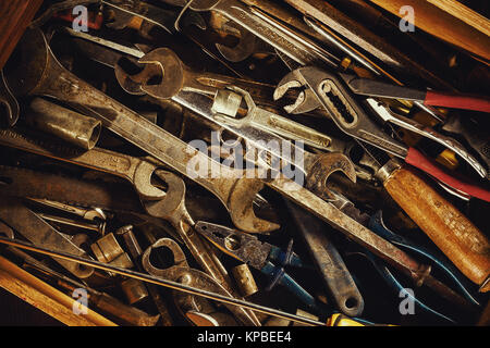 Detailansicht der Schublade voll mit alten verwendeten Werkzeuge. Stockfoto