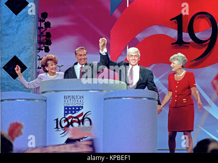 Der ehemalige US-Senator Bob Dole (Republikaner von Kansas) und der ehemalige US-Minister für Wohnungsbau und Stadtentwicklung Jack Kemp auf dem Podium mit ihren Frauen nach dem Akzeptieren der Republikanischen Partei 1996 Nominierung für Präsident und Vizepräsident der Vereinigten Staaten bei der Republican National Convention 1996 an der San Diego Convention Center in San Diego, Kalifornien, am 15. August 1996. Von links nach rechts: der ehemalige US-Arbeitsministerium Elizabeth Dole Hanniford, Senator Dole, Sekretär Kremp, und Joanne Kemp. Credit: Ron Sachs/CNP/MediaPunch Stockfoto