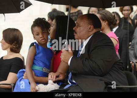 Martin Luther King III (R), Arndrea Gewässern King (2-R) und ihre Tochter Yolanda Renee König (L) der "Gedenkveranstaltung Lassen Sie Freiheit Ring', am Lincoln Memorial in Washington DC, USA, 28. August 2013 teilnehmen. Die Veranstaltung war der 50. Jahrestag der 28. August 1963 Marsch auf Washington führte durch den späten Dr. Martin Luther King Jr., wo er berühmt gab sein "Ich habe einen Traum' Rede haben zu gedenken. Quelle: Michael Reynolds/Pool über CNP/MediaPunch Stockfoto