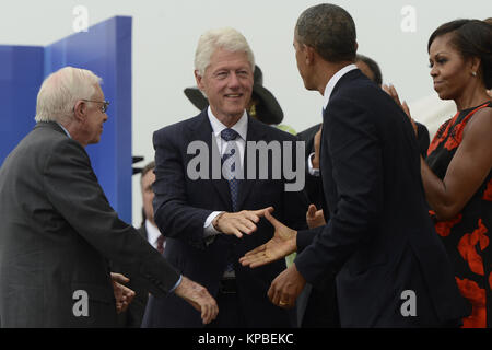 US-Präsident Barack Obama (2-R) schüttelt Hände mit dem ehemaligen US-Präsidenten Bill Clinton (2-L), als First Lady Michelle Obama (R) und der frühere US-Präsident Jimmy Carter (L) Blick auf die Bei der Gedenkveranstaltung Lassen Sie Freiheit Ring', auf den Stufen des Lincoln Memorial in Washington DC, USA, 28. August 2013. Die Veranstaltung war der 50. Jahrestag der 28. August 1963 Marsch auf Washington führte durch den späten Dr. Martin Luther King Jr., wo er berühmt gab sein "Ich habe einen Traum' Rede haben zu gedenken. Quelle: Michael Reynolds/Pool über CNP/MediaPunch Stockfoto