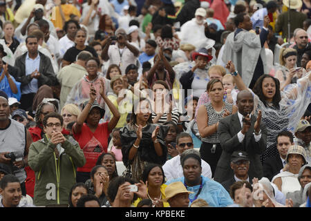 Eine Menge Beifall, wie US-Präsident Barack Obama (nicht abgebildet) liefert Erläuterungen während der "Gedenkveranstaltung Lassen Sie Freiheit Ring', am Lincoln Memorial in Washington DC, USA, 28. August 2013. Die Veranstaltung war der 50. Jahrestag der 28. August 1963 Marsch auf Washington führte durch den späten Dr. Martin Luther King Jr., wo er berühmt gab sein "Ich habe einen Traum' Rede haben zu gedenken. Quelle: Michael Reynolds/Pool über CNP/MediaPunch Stockfoto