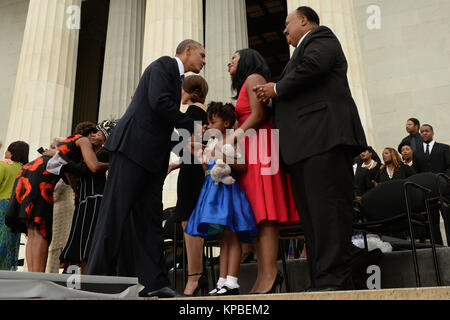 US-Präsident Barack Obama (C) begrüßt, Martin Luther King III (R), Arndrea Gewässern King (2-R) und ihre Tochter Yolanda Renee König (unten) am Ende der "Gedenkveranstaltung Lassen Sie Freiheit Ring', am Lincoln Memorial in Washington DC, USA, 28. August 2013. Die Veranstaltung war der 50. Jahrestag der 28. August 1963 Marsch auf Washington führte durch den späten Dr. Martin Luther King Jr., wo er berühmt gab sein "Ich habe einen Traum' Rede haben zu gedenken. Quelle: Michael Reynolds/Pool über CNP/MediaPunch Stockfoto