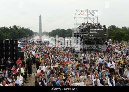 Eine Menge Beifall, wie US-Präsident Barack Obama (nicht abgebildet) liefert Erläuterungen während der "Gedenkveranstaltung Lassen Sie Freiheit Ring', am Lincoln Memorial in Washington DC, USA, 28. August 2013. Die Veranstaltung war der 50. Jahrestag der 28. August 1963 Marsch auf Washington führte durch den späten Dr. Martin Luther King Jr., wo er berühmt gab sein "Ich habe einen Traum' Rede haben zu gedenken. Quelle: Michael Reynolds/Pool über CNP/MediaPunch Stockfoto