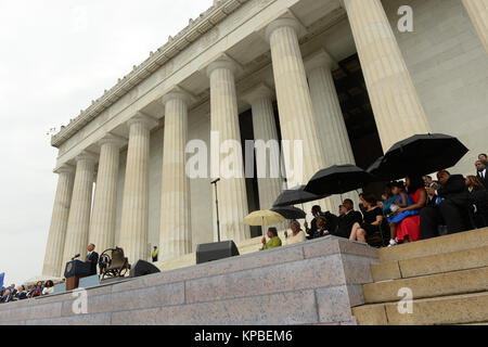 US-Präsident Barack Obama (L) liefert Erläuterungen während der "Gedenkveranstaltung Lassen Sie Freiheit Ring", wie Martin Luther King III (R) an, am Lincoln Memorial in Washington DC, USA, 28. August 2013 aussieht. Die Veranstaltung war der 50. Jahrestag der 28. August 1963 Marsch auf Washington führte durch den späten Dr. Martin Luther King Jr., wo er berühmt gab sein "Ich habe einen Traum' Rede haben zu gedenken. Quelle: Michael Reynolds/Pool über CNP/MediaPunch Stockfoto