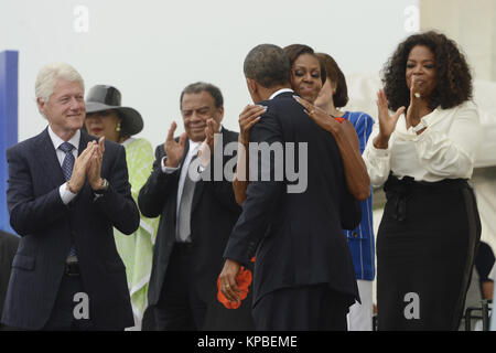 US-Präsident Barack Obama (C) Umarmungen der First Lady Michelle Obama (2-R) wie der ehemalige US-Präsident Bill Clinton (L) und Oprah Winfrey (R) auf, während der "Gedenkveranstaltung Lassen Sie Freiheit Ring', am Lincoln Memorial in Washington DC, USA, 28. August 2013. Die Veranstaltung war der 50. Jahrestag der 28. August 1963 Marsch auf Washington führte durch den späten Dr. Martin Luther King Jr., wo er berühmt gab sein "Ich habe einen Traum' Rede haben zu gedenken. Quelle: Michael Reynolds/Pool über CNP/MediaPunch Stockfoto