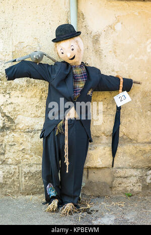 Eine Vogelscheuche, Charlie Chaplin, einer der Einträge in Lacock Dorf jährlichen Wettbewerb in Wiltshire UK Stockfoto