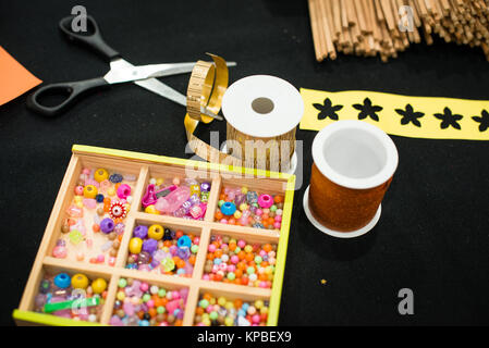 Handgefertigte Werkzeuge für die Herstellung von Christbaumschmuck Stockfoto