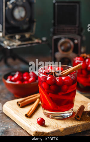 Zwei Gläser mit einem heißen Getränk von Preiselbeeren und Äpfel mit Gewürzen, Glühwein, Punsch oder Grog. Stockfoto