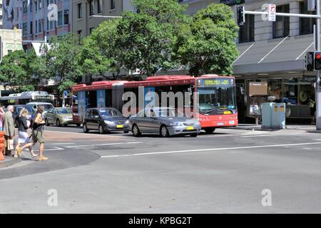 Sydney Street Day. Verkehr Kreuzung in Sydney, Australien. Fußgänger Straße an einer Ampel kreuzung während Fahrzeuge warten. Stockfoto