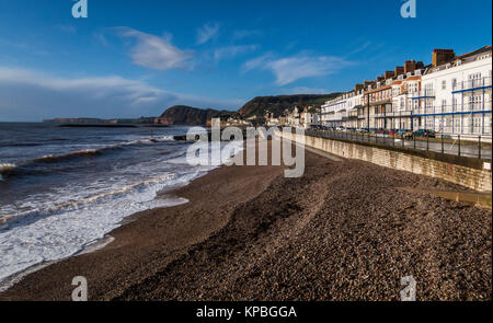 Die Strandpromenade und der Strand von Sidmouth, über die Jurassic Coast in Devon. Stockfoto
