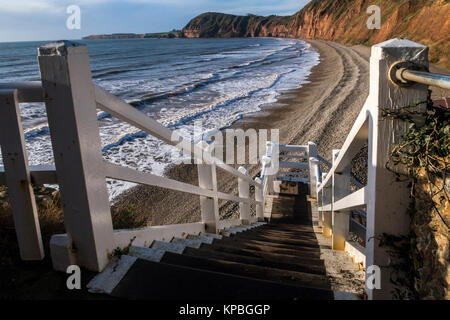 Blick von Jacob's Ladder nach Westen Strand und roten Sandsteinfelsen in Sidmouth, in Devon. Stockfoto