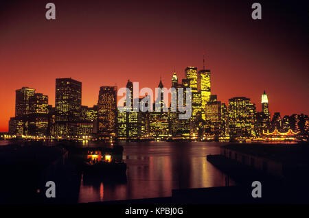 1987 historische Twin Towers (© MINORU YAMASAKI 1973) BROOKLYN PORT PIERS DOWNTOWN SKYLINE EAST RIVER NEW YORK CITY USA Stockfoto