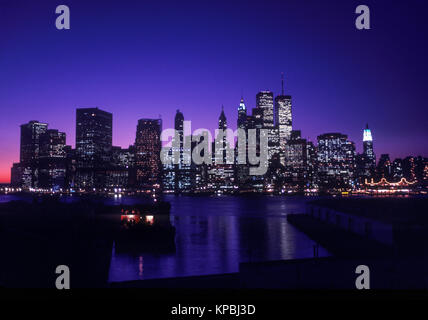 1987 historische BROOKLYN PORT PIERS TWIN TOWERS (© MINORU YAMASAKI 1973) Downtown Manhattan Skyline East River NEW YORK CITY USA Stockfoto