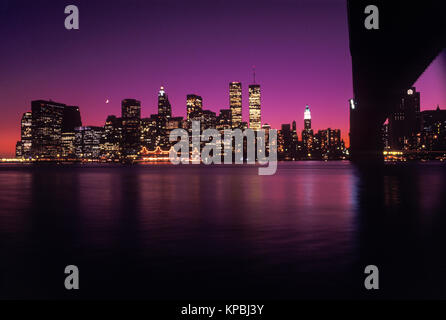 1987 historische BROOKLYN BRIDGE (© J&W ROEBLING 1876) Twin Towers (© MINORU YAMASAKI 1973) Downtown Skyline East River in Manhattan NEW YORK CITY USA Stockfoto