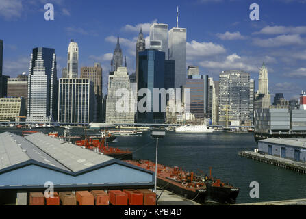 1987 historische BROOKLYN PORT PIERS TWIN TOWERS (© MINORU YAMASAKI 1973) DOWNTOWN SKYLINE MANHATTAN EAST RIVER NEW YORK CITY USA Stockfoto