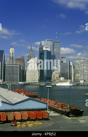 1987 historische BROOKLYN PORT PIERS TWIN TOWERS (© MINORU YAMASAKI 1973) DOWNTOWN SKYLINE MANHATTAN EAST RIVER NEW YORK CITY USA Stockfoto