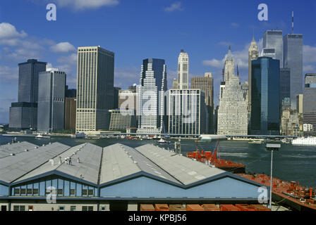 1987 historische BROOKLYN PORT PIERS TWIN TOWERS (© MINORU YAMASAKI 1973) DOWNTOWN SKYLINE MANHATTAN EAST RIVER NEW YORK CITY USA Stockfoto