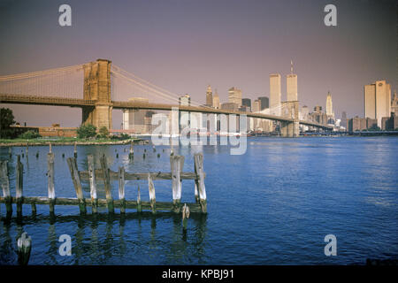 1987 historische BROOKLYN BRIDGE (© J&W ROEBLING 1876) Twin Towers (© MINORU YAMASAKI 1973) Downtown Skyline East River in Manhattan NEW YORK CITY USA Stockfoto