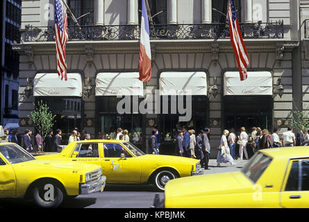 1987 historische GELBE TAXIS CARTIER STOREFRONT FIFTH AVENUE in Manhattan NEW YORK CITY USA Stockfoto