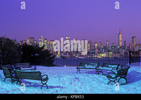 1987 historische SCHNEE MIDTOWN MANHATTAN HUDSON RIVER IN NEW YORK CITY SKYLINE VON HAMILTON PARK WEEHAWKEN NEW JERSEY USA Stockfoto