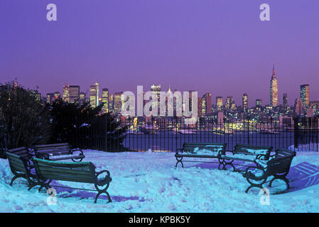 1987 historische SCHNEE MIDTOWN MANHATTAN HUDSON RIVER IN NEW YORK CITY SKYLINE VON HAMILTON PARK WEEHAWKEN NEW JERSEY USA Stockfoto