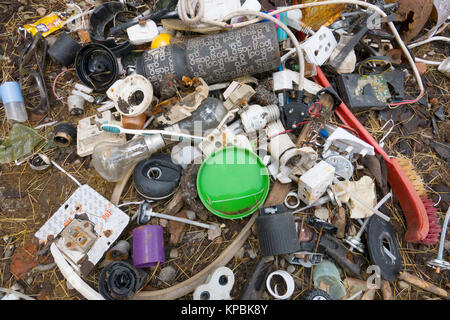 Plastische Objekte, Glühbirnen und anderen Abfällen in Reihen auf dem Boden gedumpten Stockfoto